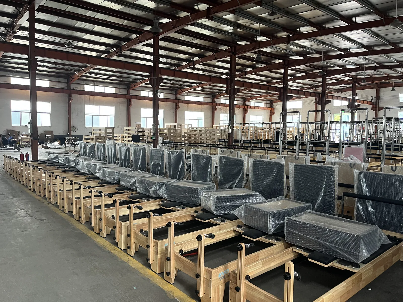 Rows of VIMORA maple reformers in the Dezhou production workshop