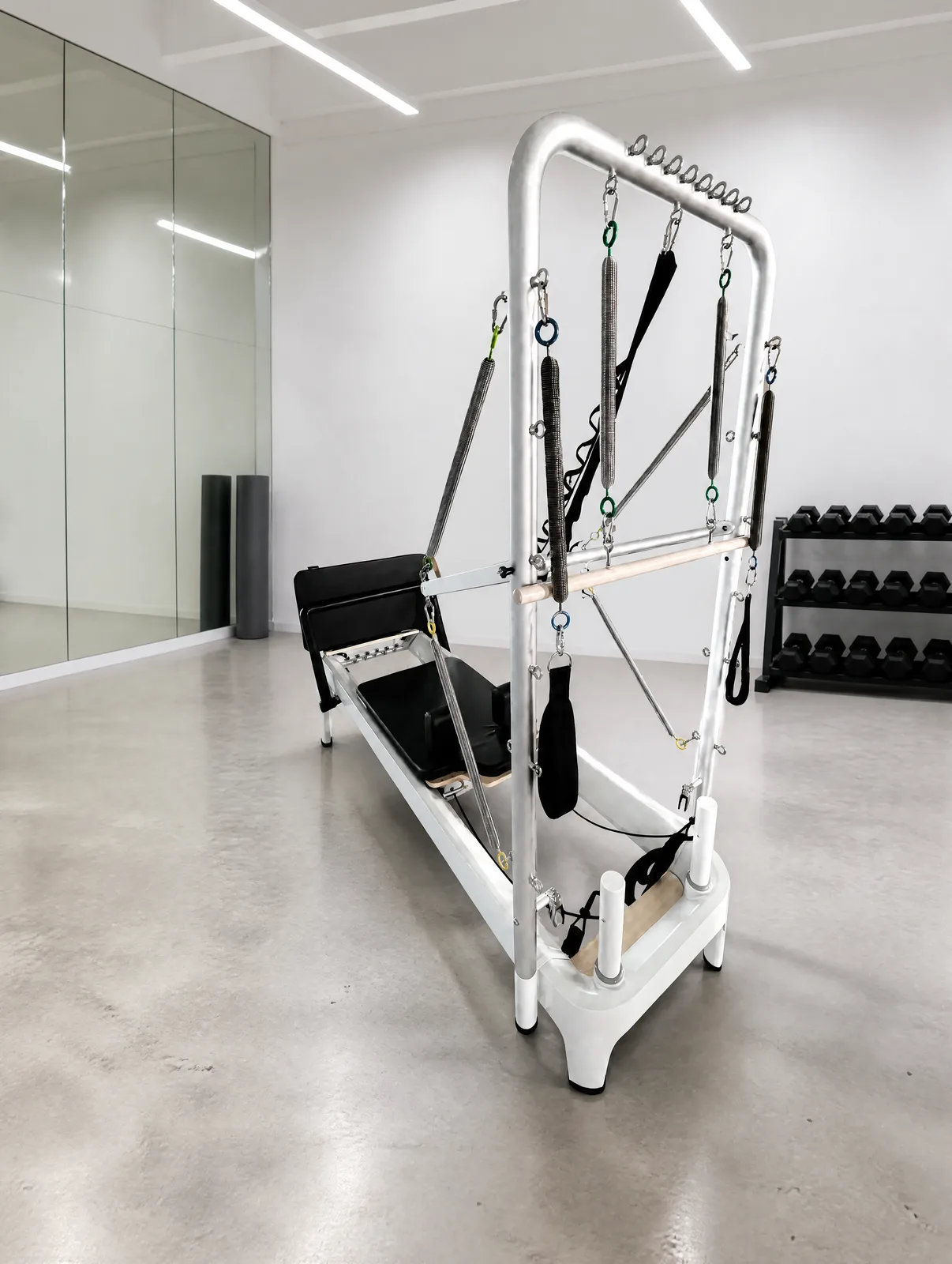 vimora reformer aluminum 1st gen white half tower 03.webp Vimora aluminum-frame white Pilates reformer with half tower, for professional studio use