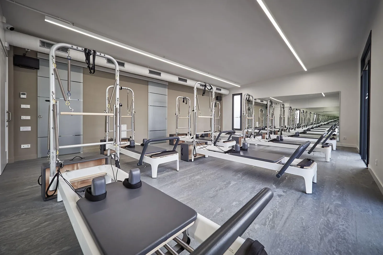 vimora reformer aluminum 1st gen white half tower 08.webp Vimora aluminum-frame white Pilates reformer with half tower, for professional studio use