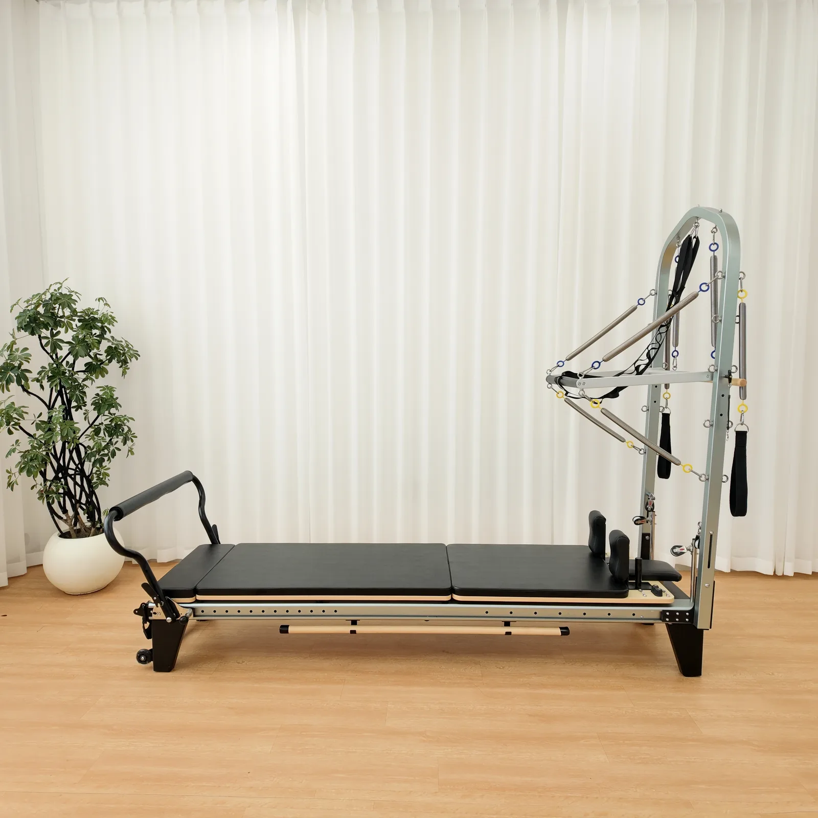 vimora reformer aluminum 2nd gen full track half tower elite 02.webp Vimora aluminum-frame full track Pilates reformer with half tower, for professional studio use