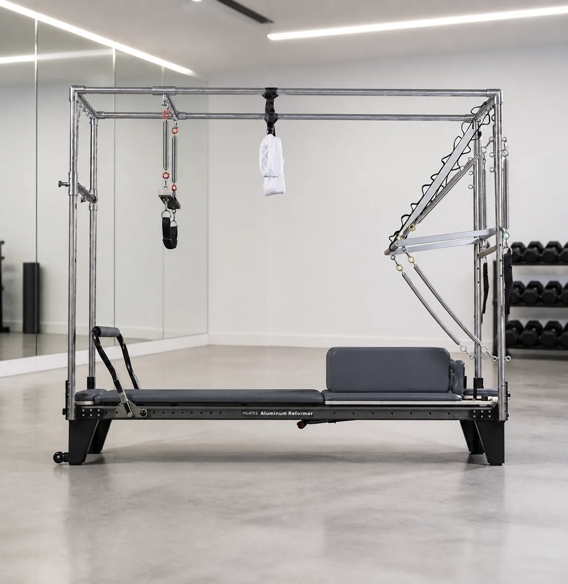 vimora reformer aluminum 3 in 1 2nd gen full track elite 02.webp Vimora aluminum-frame 3-in-1 full track Pilates reformer, for professional studio use