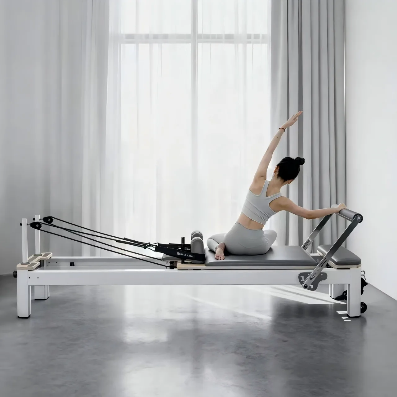 vimora reformer aluminum 4th gen white 08.webp Vimora aluminum-frame white Pilates reformer, for professional studio use