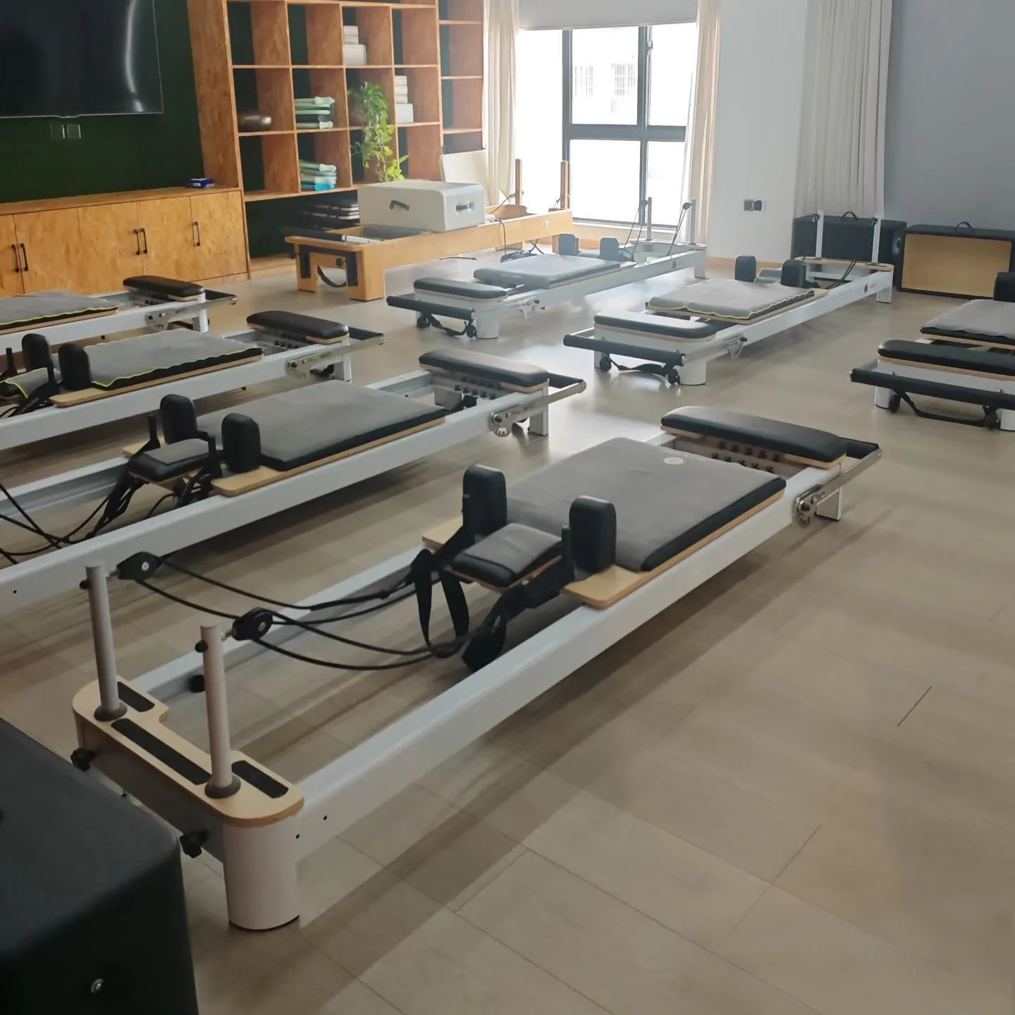 vimora reformer aluminum 4th gen white 13.webp Vimora aluminum-frame white Pilates reformer, for professional studio use