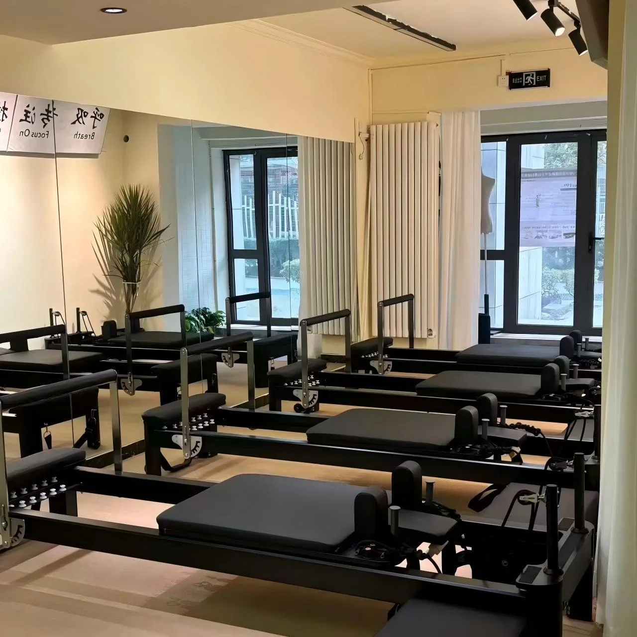 vimora reformer aluminum 4th gen white 25.webp Vimora aluminum-frame white Pilates reformer, for professional studio use