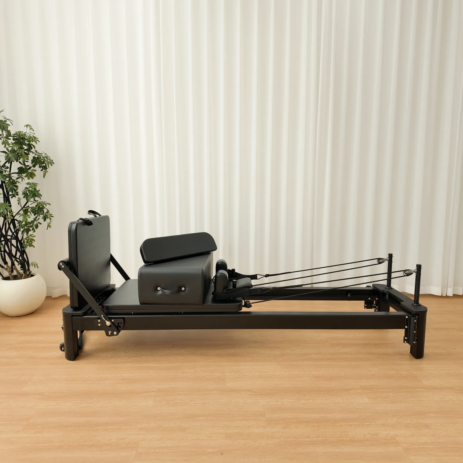 vimora reformer aluminum 4th gen white 27.webp Vimora aluminum-frame white Pilates reformer, for professional studio use