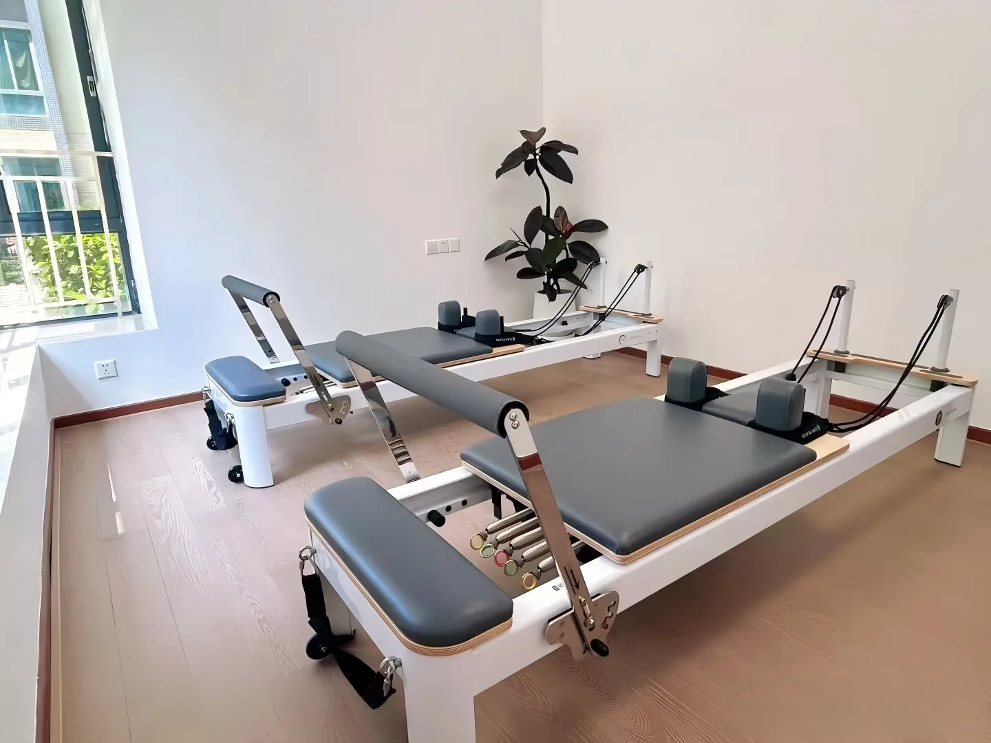 vimora reformer aluminum 4th gen white 32.webp Vimora aluminum-frame white Pilates reformer, for professional studio use