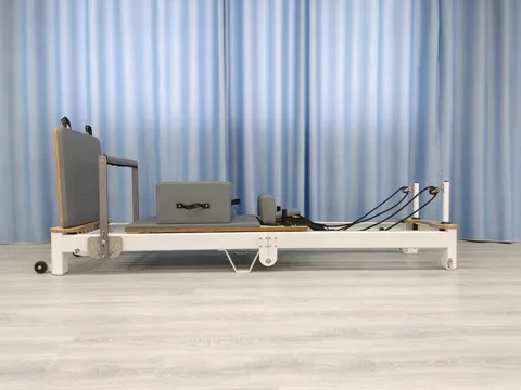 vimora reformer aluminum folding white 08.webp Vimora aluminum-frame white folding Pilates reformer, for professional studio use