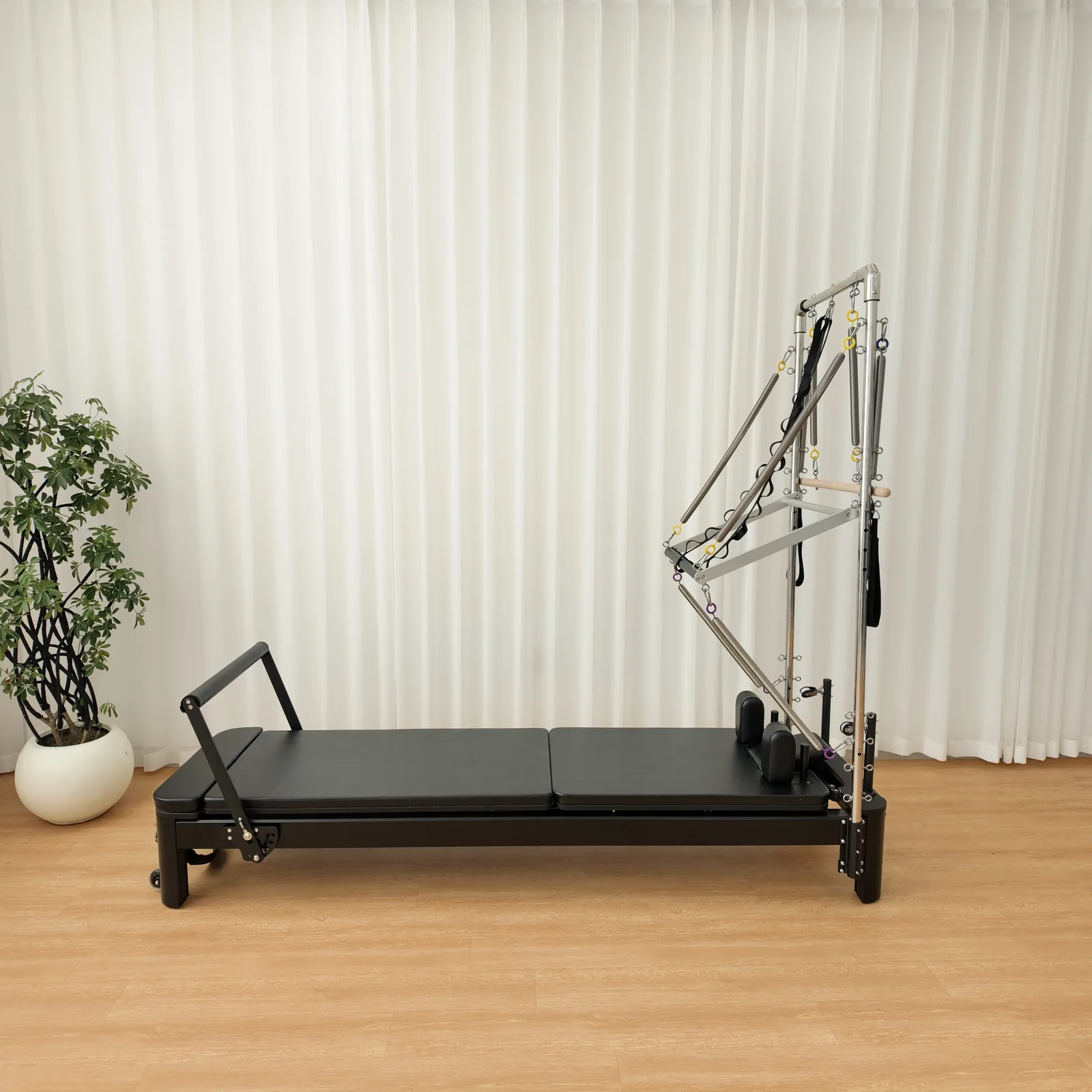 vimora reformer aluminum white half tower 04.webp Vimora aluminum-frame white Pilates reformer with half tower, for professional studio use