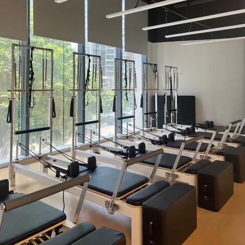 vimora reformer aluminum white half tower 07.webp Vimora aluminum-frame white Pilates reformer with half tower, for professional studio use