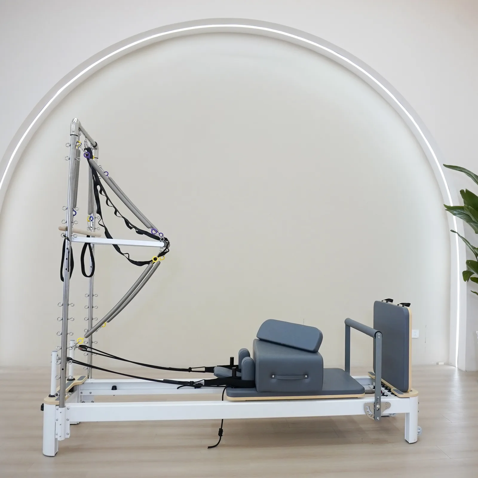 vimora reformer aluminum white half tower 13.webp Vimora aluminum-frame white Pilates reformer with half tower, for professional studio use