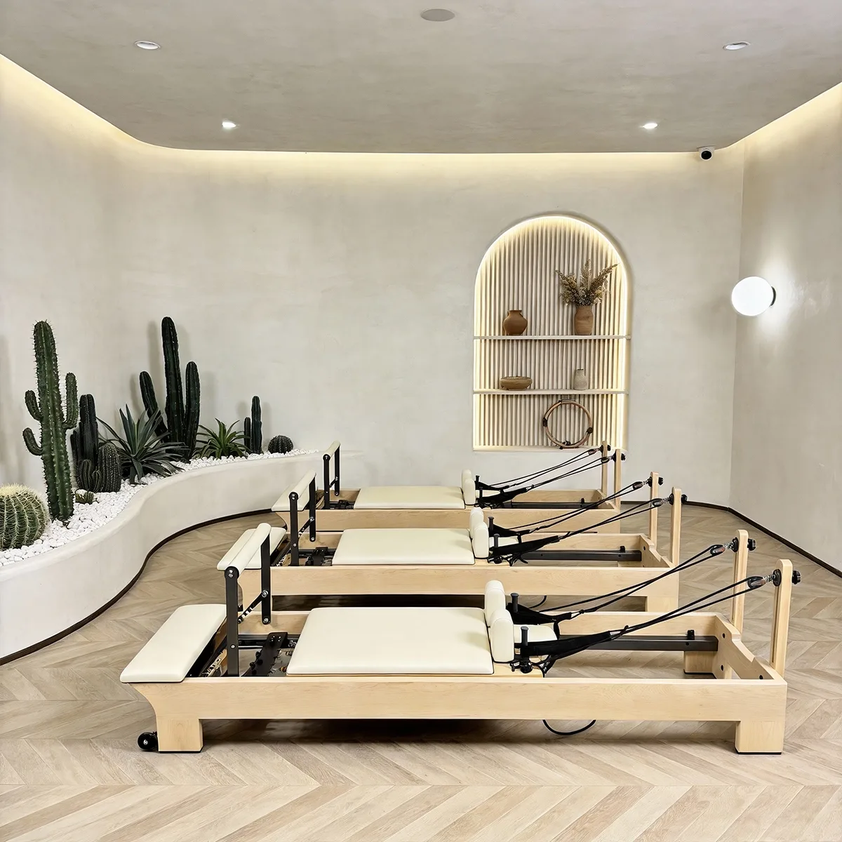 vimora reformer maple built in footbar 02.webp Vimora maple wood Pilates reformer with built-in footbar, for professional studio use