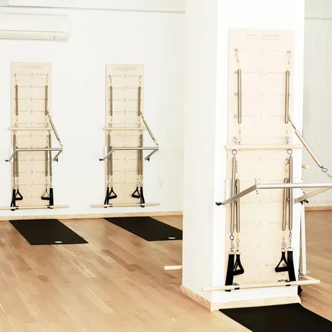 vimora wall unit maple 03.webp Vimora maple wood Pilates wall unit, for professional studio use